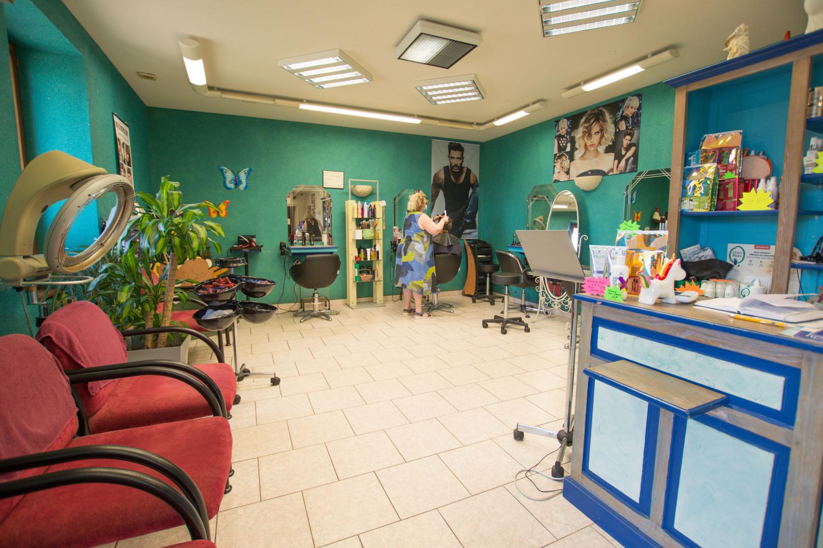 Un salon de coiffure mixte